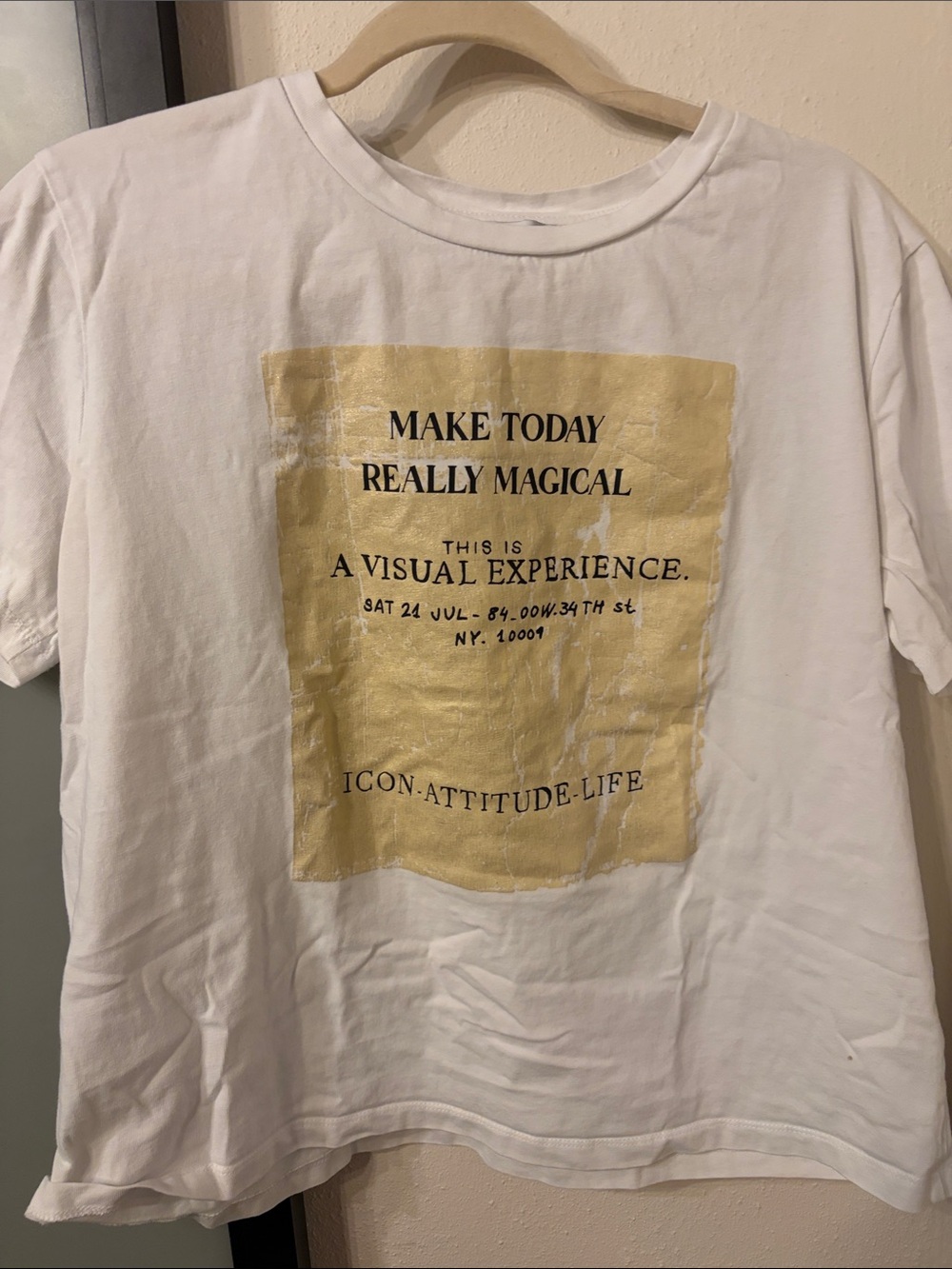 Zara White Graphic Crewneck T-Shirt with Gold Print size large